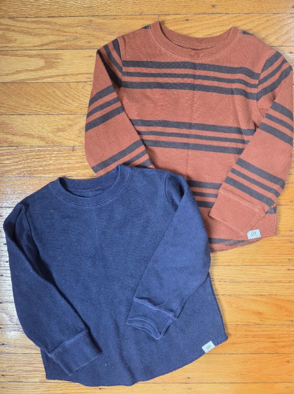 Gap Toddler Textured T-Shirt Long Sleeve Henna Brown & Navy- Set of 2.  2 YRS